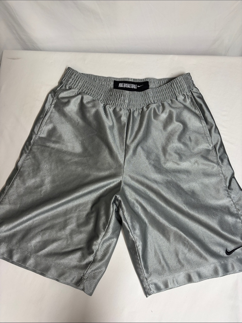 Nike Basketball Men’s M Silver Metallic Mesh Athletic Shorts Vintage Style